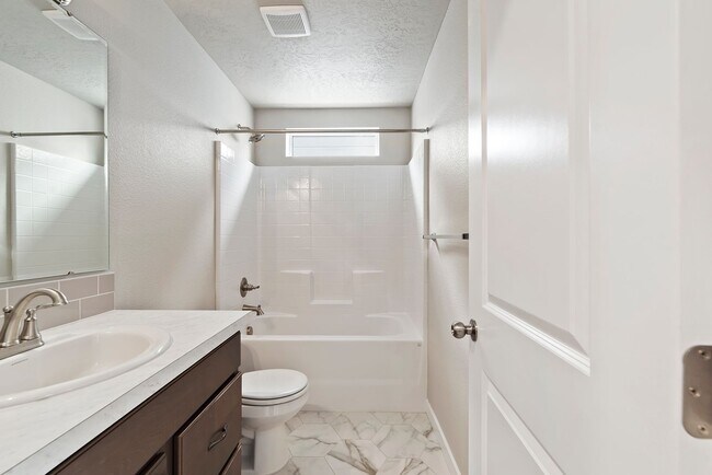 Building Photo - Charming & Modern Townhouse in Meridian!