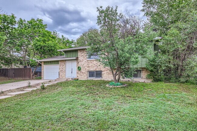 Building Photo - 605 Raemar Dr