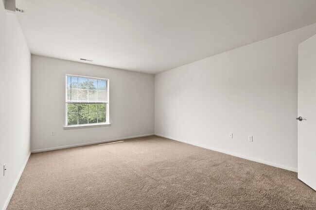 Building Photo - Two Bedroom Contemporary Style Apartment o...