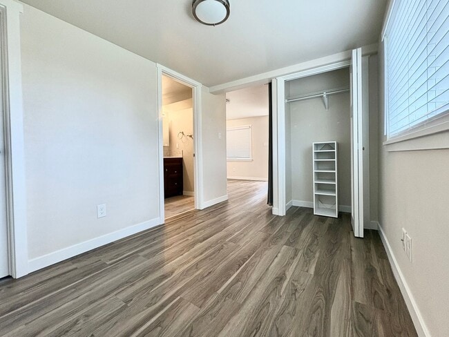 Building Photo - 330-332 S 1080 E