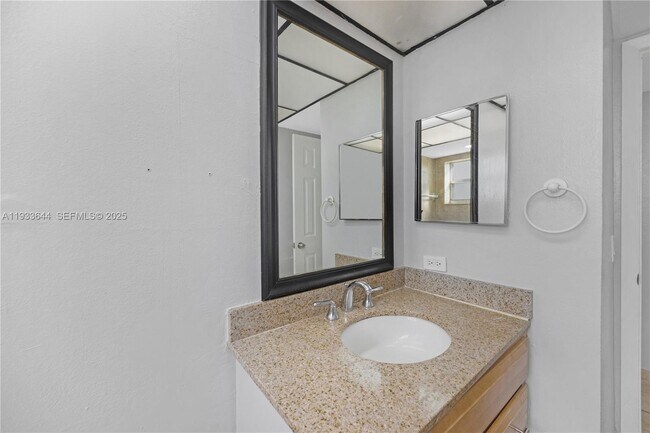 Building Photo - 1750 W 46th St