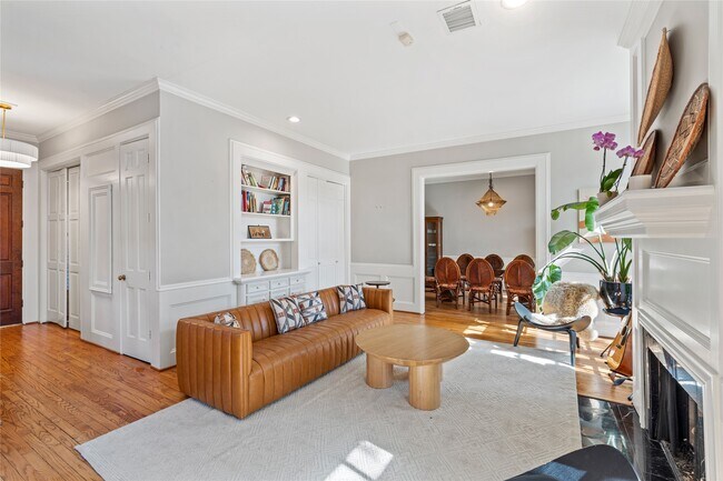 Building Photo - 6732 Vanderbilt St