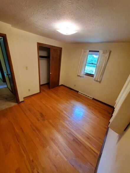 Building Photo - 9841 Smithdale Ave NE