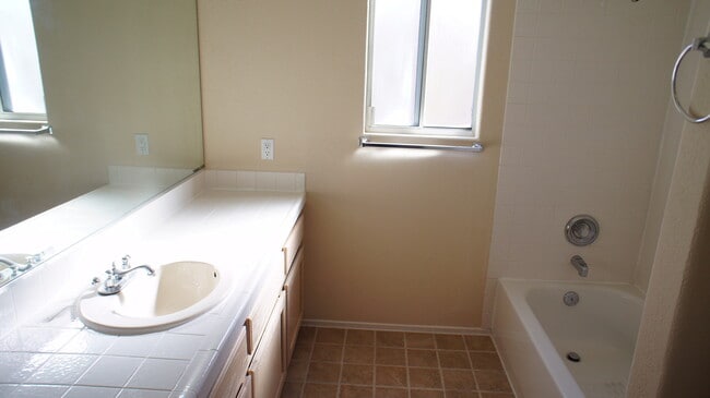 Building Photo - WONDERFUL 5 BD HOME WELL-LOCATED NORTHWEST...