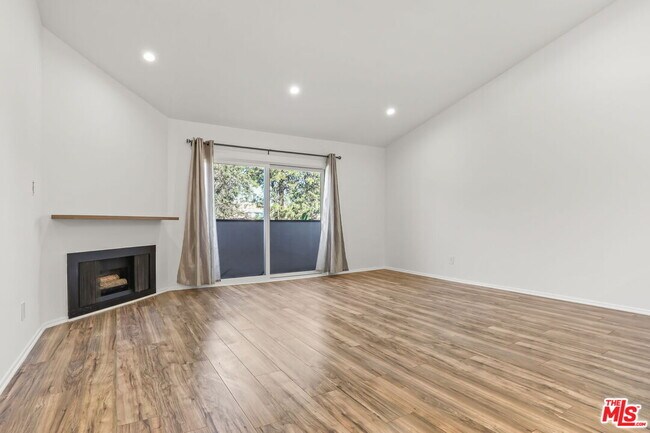 Primary Photo - 5500 Lindley Ave