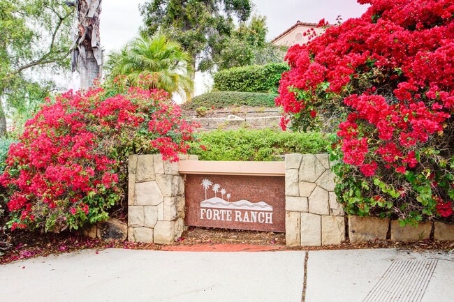 Building Photo - Bright & Airy 3bd/2bth End Unit Condo in F...
