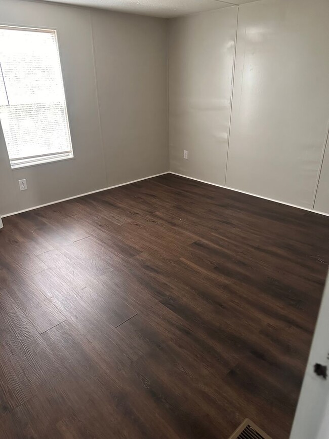 Building Photo - Spacious 2-Bedroom/ 2-Bath Mobile Home - Great Location in Crestview with W/D Connections