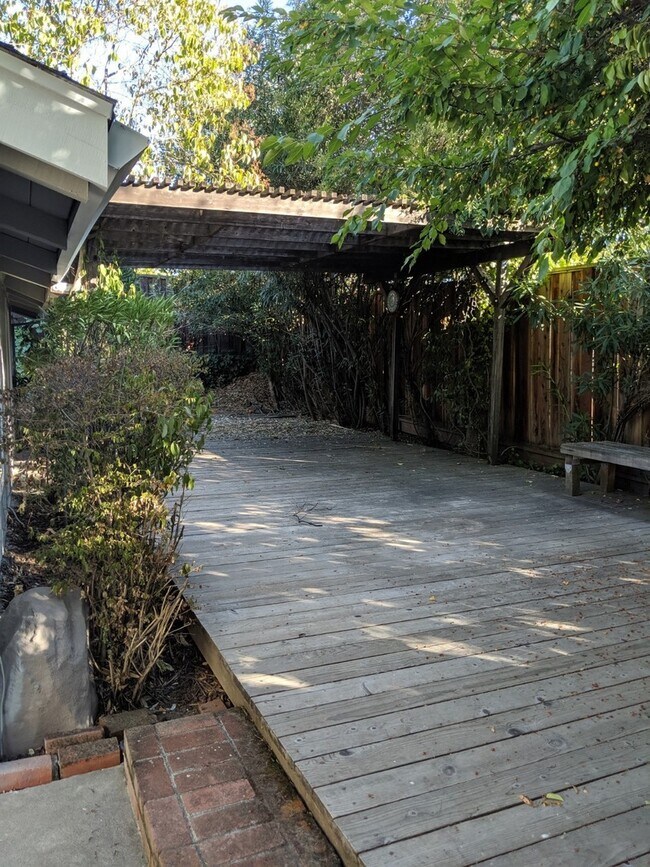 Building Photo - Remodeled 4 Bed 2 Bath Beauty in Vintage H...
