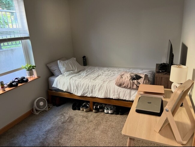 Building Photo - AVAILABLE NOW! 4 bed/2 bath House with Den...