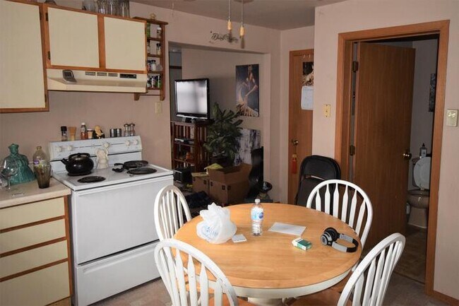 Building Photo - 2 Bedroom Town Home-Fox Crossings
