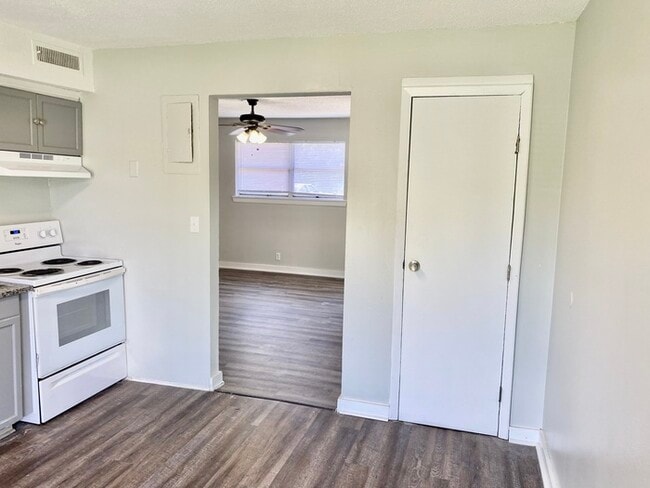 Building Photo - Hillcrest Apts: Rossville 2Bed/1Bath Apart...