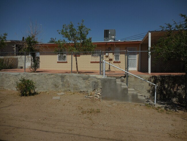 Building Photo - 1127 Del Norte St
