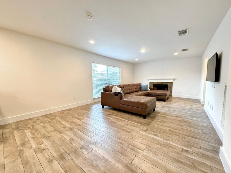 Building Photo - 1404 Laguna Cove