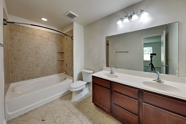 Building Photo - 14625 Briarcrest Dr