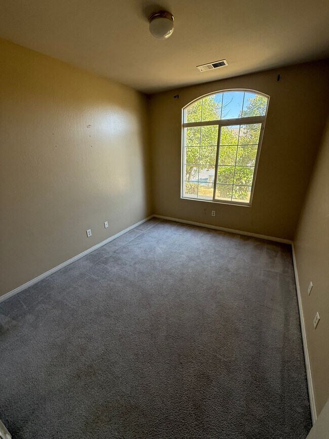 Building Photo - Modern 4-Bedroom Home in Northwest Bakersf...