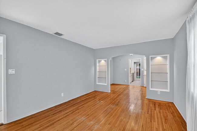 Building Photo - 2817 Poinsettia Ave