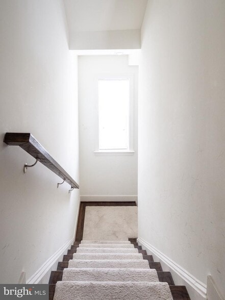 Building Photo - 727 Crown Park Ave