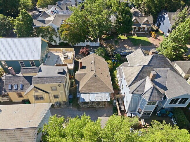 Building Photo - 523 N Pine St