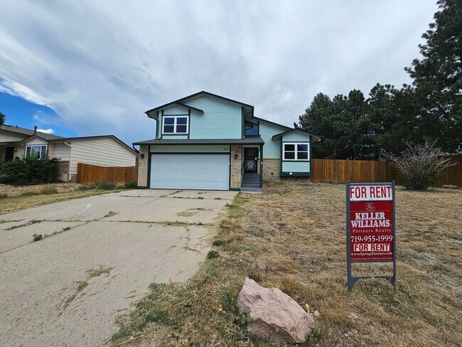 Building Photo - 4 Bed 3 Bath Home in 80911!