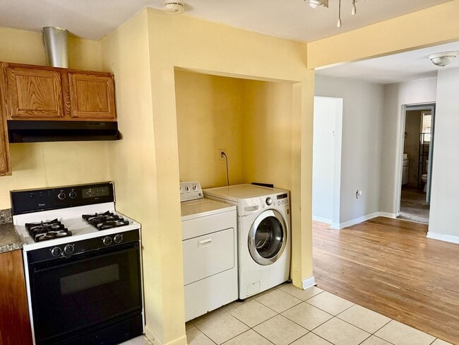 Building Photo - Cute Home Close to the Universities