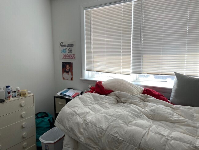 Building Photo - 52 Evergreen St