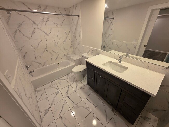 Building Photo - Newly Renovated 3 Bed Apartment *MOVE-IN S...