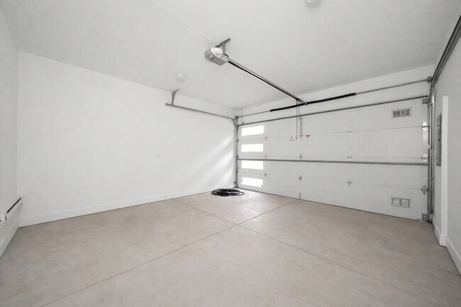 Building Photo - 4246 W Belmont Ave