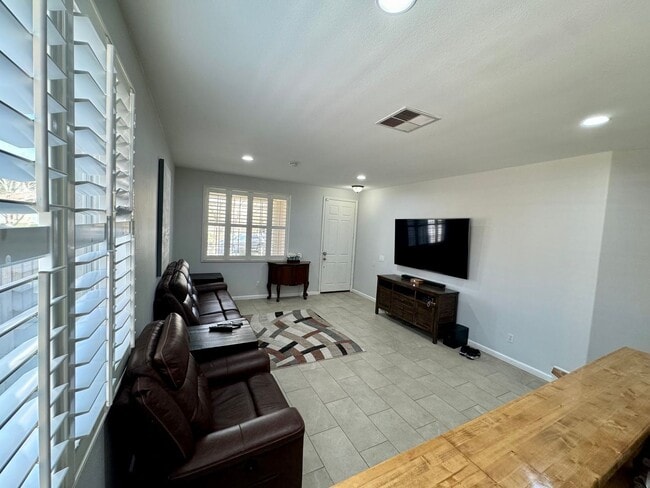 Building Photo - Spacious 6 bedroom home