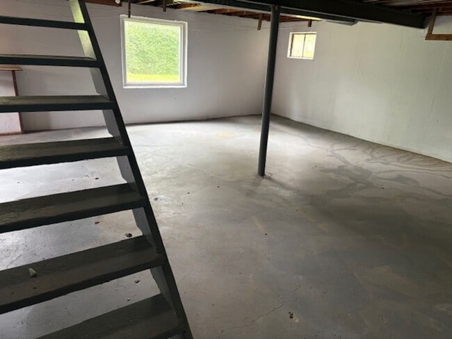Building Photo - Amazing 4 Bedroom 1 Bathroom available in ...