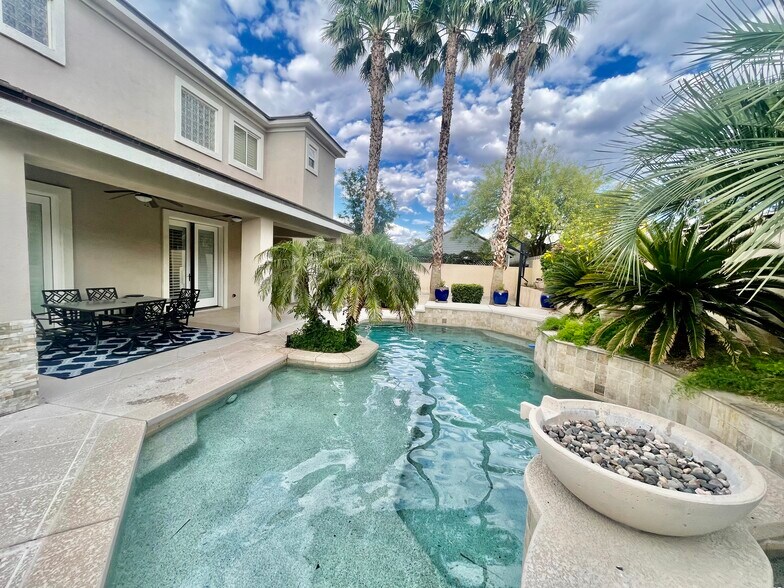 Building Photo - 331 W Sherwood Dr