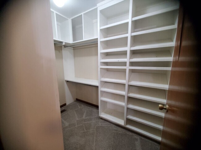 Building Photo - 3004 Stonehenge Ct