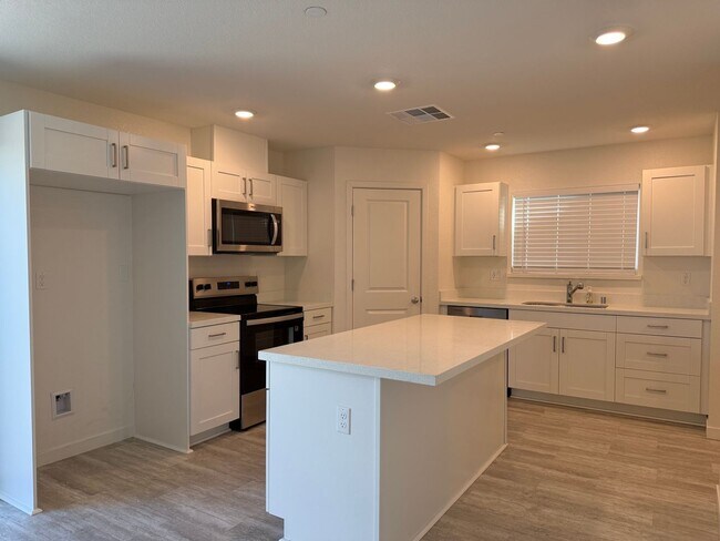 Building Photo - 3 bed 2.5 bathroom in Roseville!  Please read ad for viewing requirements