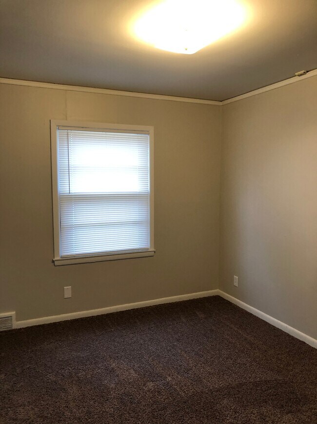 Building Photo - 3 bed 1 bath $1295 3 Bed 1 Bath with attached Garage