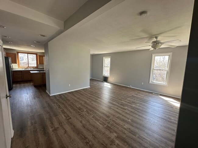 Building Photo - 4 Bedroom House!