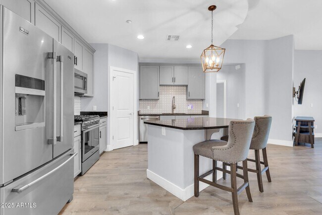 Building Photo - 945 E Playa Del Norte Dr