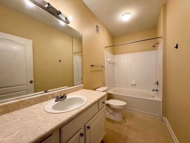 Building Photo - 10561 Villa View Cir