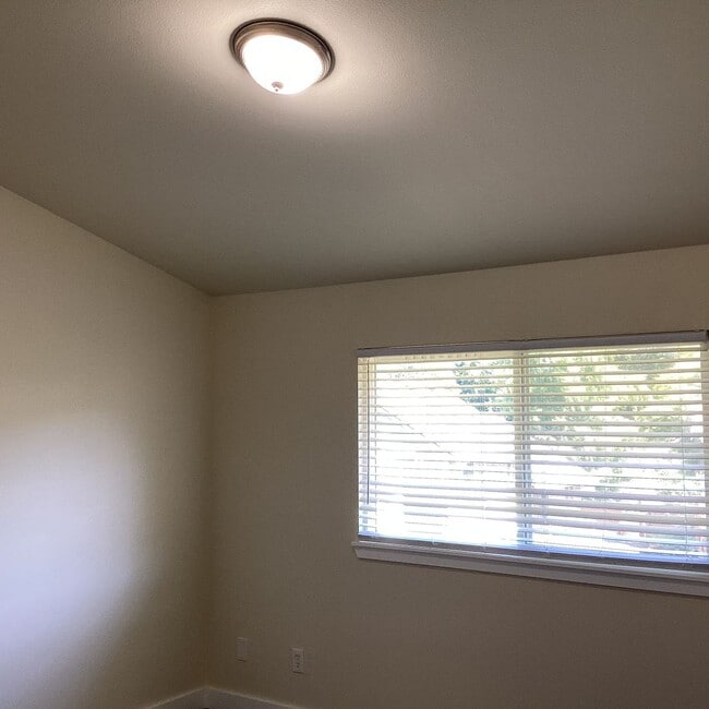 Building Photo - Updated 4 bedroom in The Desirable Merrill...