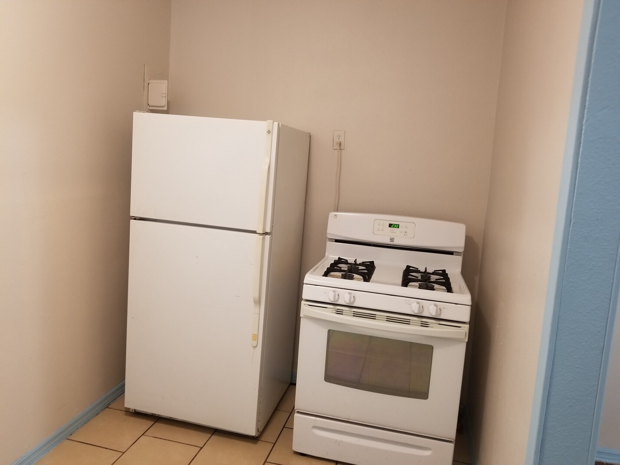 ref, stove - 318 Hollenbeck Ave