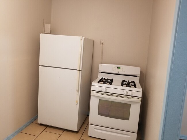 ref, stove - 318 Hollenbeck Ave