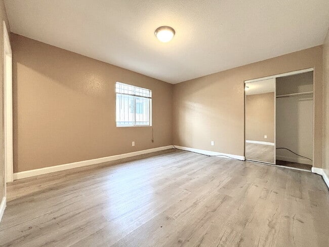 Building Photo - 1385 E Vernon Ave