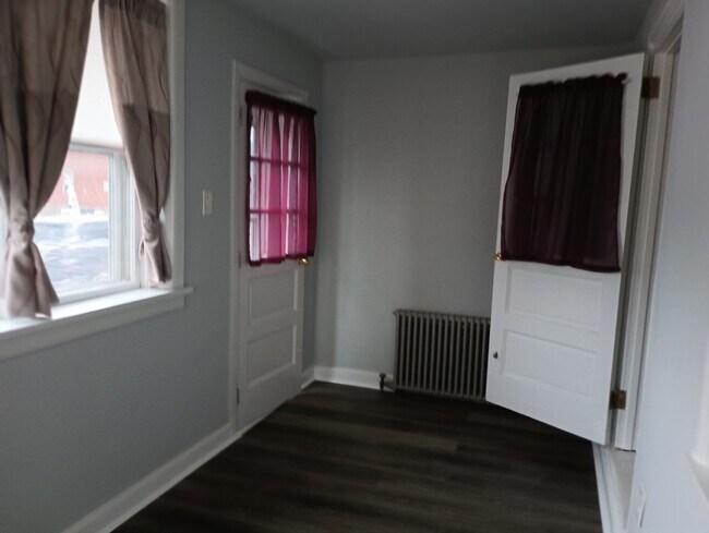 Building Photo - 865 Lancaster Ave