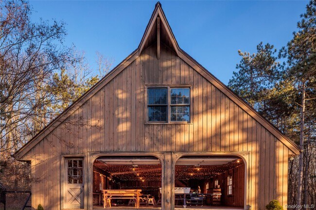 Building Photo - 147 Rock City Rd