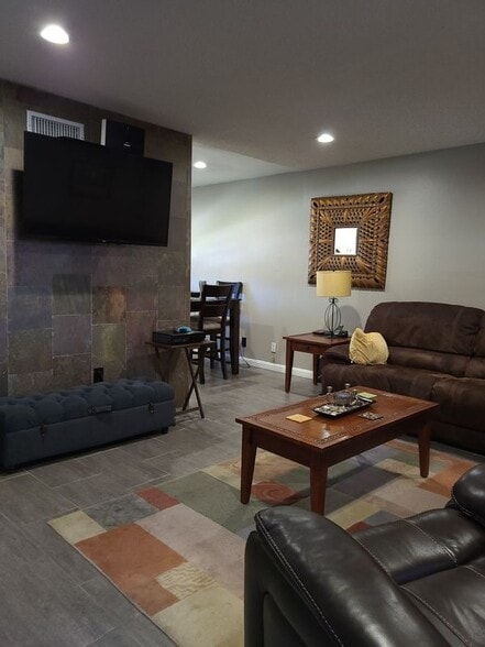 Building Photo - 644 E Birch St