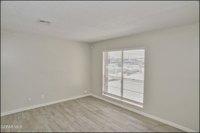 Building Photo - 10415 Ashwood Dr