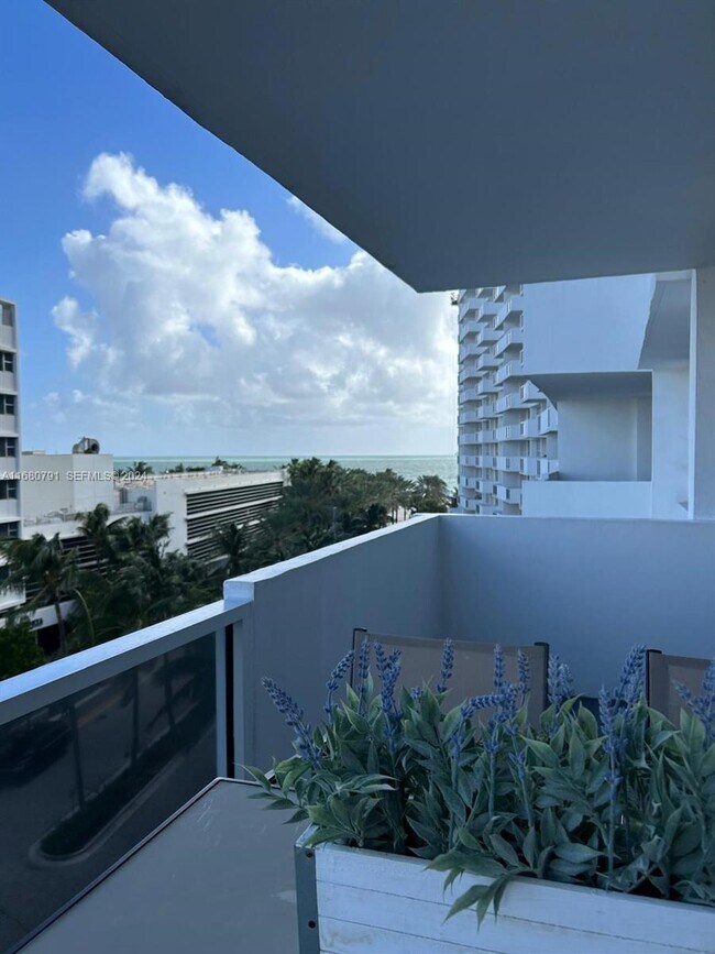 Building Photo - 100 Lincoln Rd