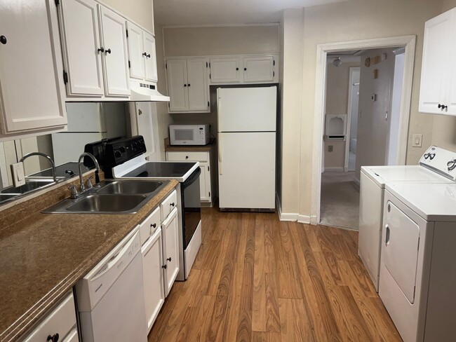 Building Photo - Large Cloverdale Apartment