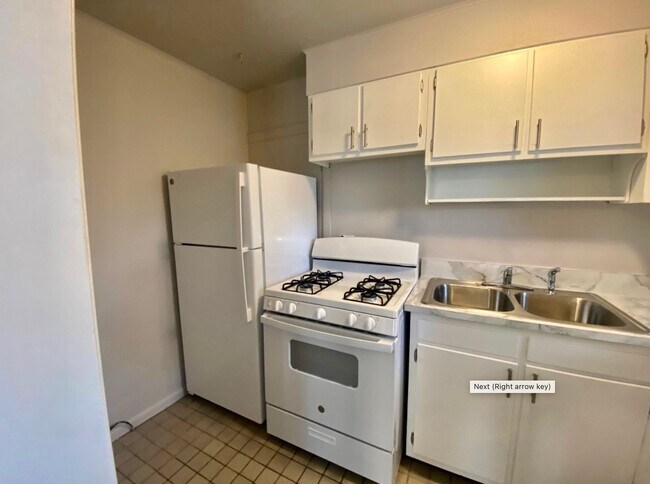 Building Photo - 2 Bed, 1 Bath Upstairs Unit in Heritage Hill – Private Entry & Prime Location