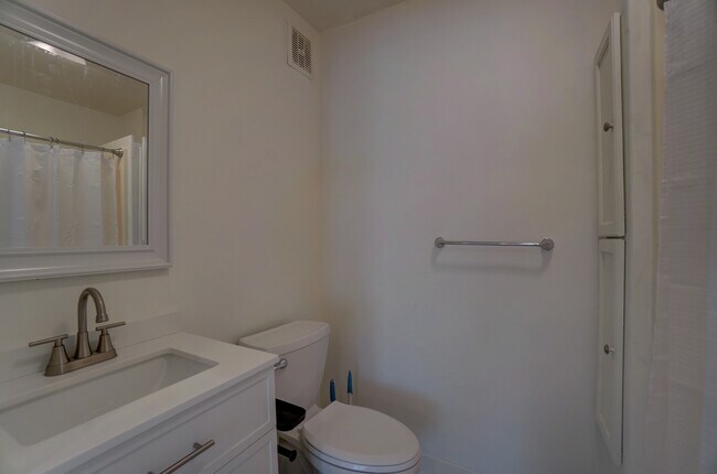 Building Photo - 4 Runyan Ct