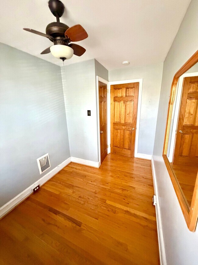 Building Photo - 738 E Madison St