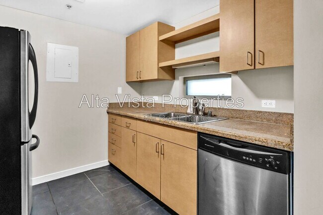 Building Photo - 425 W Beech St